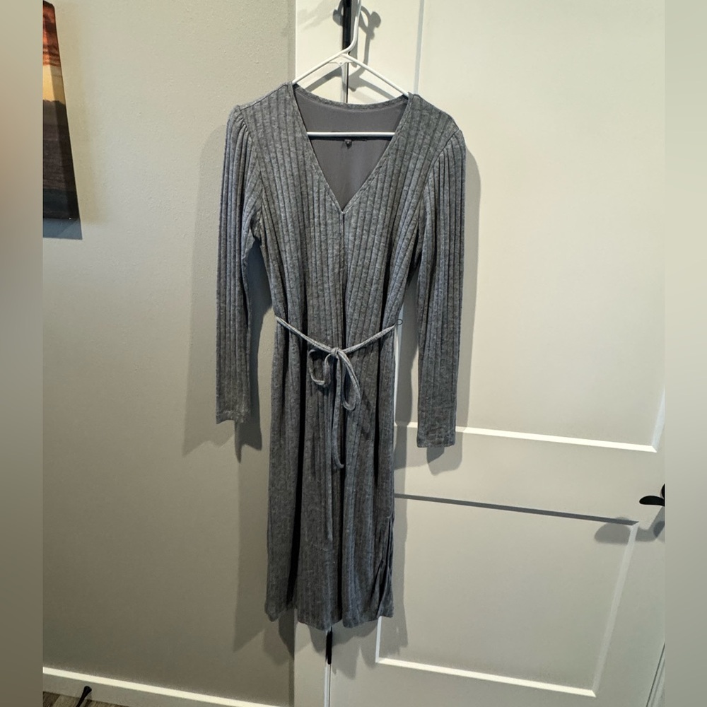 Julia Jordan Ribbed V‑Neck Midi Dress in Gray